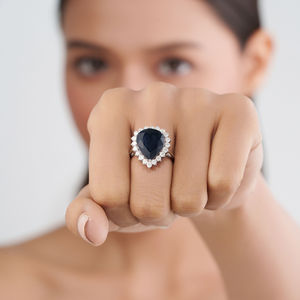 Bijoux faits à la main pour femmes, luxueux, en or blanc massif 18 carats, 8,42 ct. Bague en grappe de saphirs bleus et diamants en forme de poire, bijoux de mariée audacieux en gros - Product Image 4