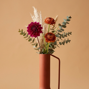Vase à fleurs en terre cuite artisanal, doté d'un long col élégant et d'une poignée latérale moderne, pour une décoration intérieure raffinée. - Product Image 4
