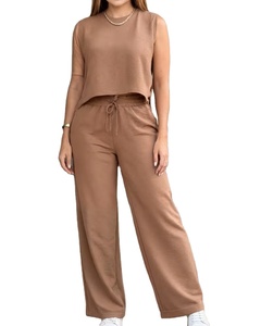 Ensemble décontracté pour femmes en 2 pièces, haut sans manches et pantalon large, pour toutes les saisons, style streetwear. Ensemble deux pièces en polyester/coton respirant et écologique - Product Image 1