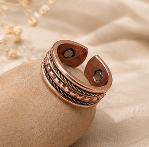 Bague magnétique en cuivre style vintage, ajustable, ouverte, faite à la main en cuivre massif, avec motif tressé et martelé - Product Image 1