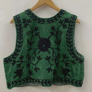 Gilet en velours vert Suzani brodé à la main, veste sans manches à motifs floraux, gilet tribal, cadeau pour elle, gilet sans manches pour l'hiver - Product Image 1