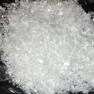 Matériau de recyclage de plastique en provenance de bouteilles PET recyclées pour le moulage de fibres, de profilés et d'équipements sportifs à vendre - Product Image 1