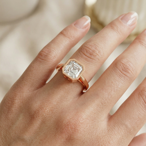 Anillo de Compromiso Clásico para Mujer, Diseño Personalizado, Tendencia de Moda, Hecho a Mano, con Moissanita Corte Esmeralda, Engaste de Garras, Bañado en Rodio, Plata 925 - Product Image 2