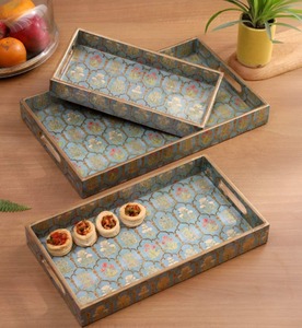 Bandeja cuadrada para servir desayuno, de madera esmaltada de súper calidad, impresa, de la marca Blossom Craft India. - Product Image 2