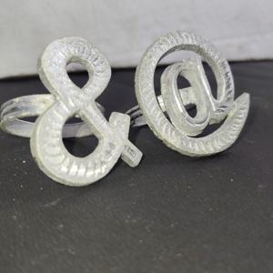 Anillo para Servilletas con Símbolo y Signo de Correo, Texturizado Plateado, de Aluminio, de una Sola Pieza, para Eventos Corporativos Modernos - Product Image 4