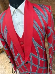 Costume de soirée rouge pour homme, de créateur, avec motif argenté – Blazer à revers châle pour marié, ensemble 3 pièces - Product Image 2