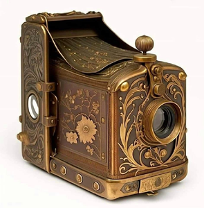 Telescopio de latón de estilo antiguo con grabados decorativos de enredaderas y una caja de regalo de madera. Disponible a precios de mayorista. - Product Image 6