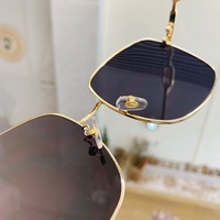 Nouvelle Collection 2026 Lunettes de Soleil Mode Luxe Hommes Femmes Verres Chaînes Branches Logo Personnalisé UV400 Monture Carrée Oversize