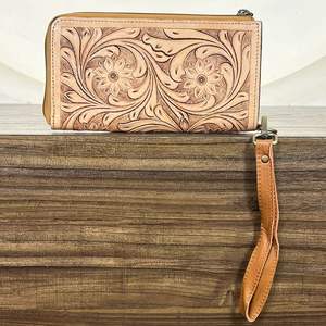 Cartera de mano de cuero genuino de vaca con diseño de cartas de juego, hecha a mano, con cierre de cremallera y correa para la muñeca, con protección RFID, para mujer, OEM ODM. - Product Image 5