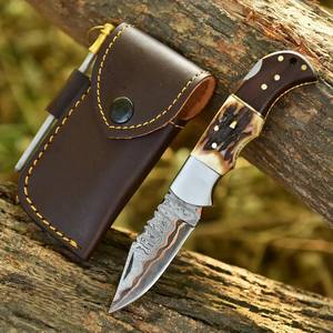 Couteau de poche pliant artisanal en cuivre Damas, multi-usages pour le camping, avec manche bicolore en os et bois, étui en cuir – Fabricant - Product Image 5