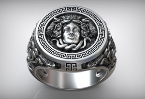 Superbe bague visage de Méduse en argent 925, oxydée style antique, avec bordure grecque, bijou statement pour homme et femme - Product Image 1