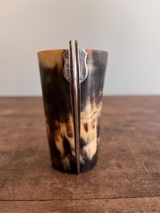 Chope à bière artisanale en corne de buffle avec poignée en acier inoxydable, style vintage rustique, pour le camping et les bars. - Product Image 3