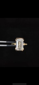 Bague solitaire en diamant taille émeraude scintillant de 3,00 carats, cultivé en laboratoire, en or jaune 14 carats, cadeau de fiançailles surprise pour votre bien-aimée - Product Image 2