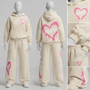 Conjunto Deportivo de Dos Piezas para Mujer, Sudadera con Capucha y Estampado de Corazón en Crema, Pantalones Anchos con Estampado Rosa, Ropa Urbana - Product Image 2