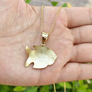 Collar de joyería con diseño de pez, colgante de pez dorado con gema hidrofacetada, textura martillada, metal de latón chapado en oro - Product Image 6