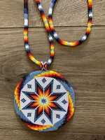 Ensemble collier et boucles d'oreilles en perles artisanales traditionnelles avec perles colorées pour tenues culturelles