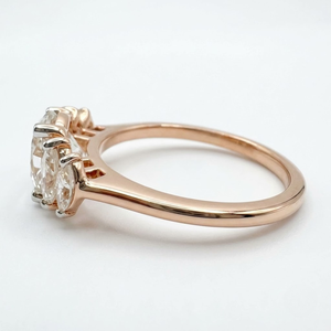 Anillo de Oro Rosa de 18K con Diamante Cultivado en Laboratorio de Corte Redondo de 2.00CTW, Certificado IGI, Banda con Piedras Laterales Marquise - Product Image 2