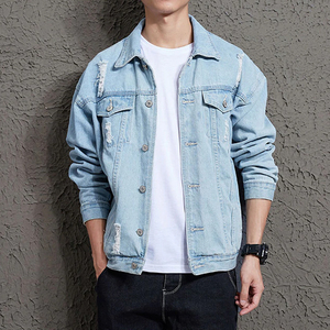 Veste en jean bleu clair pour homme, coupe classique, col rabattu, coton lavé, style décontracté printemps, détails effilochés - Product Image 3
