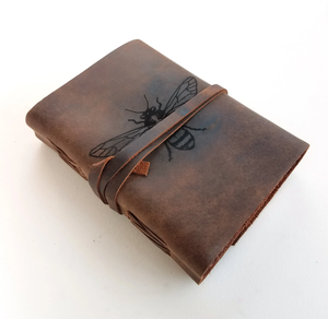 Diario de Cuero Honey Bee, Personalización Gratuita, Diario de Cuero de Búfalo en Blanco de 5" x 7" con Opción de Papel Rayado y Sin Rayas - Product Image 1