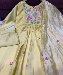 ชุดงานปักผ้าฝ้ายชานเดรีสีเหลืองอ่อน พร้อมผ้าคลุมไหล่ สำหรับงานเทศกาล ราคาขายส่ง เสื้อผ้าชาติพันธุ์ - Product Image 2