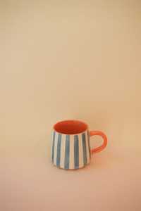 Taza de Cerámica Hecha a Mano, Rayas Azules y Blancas, Acabado Mate, Asa Naranja, Diseño Minimalista para Bebidas Calientes, Uso Doméstico - Product Image 1