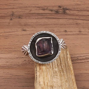 แหวนเงินแท้ 925 ประดับพลอยอเมทิสต์สีม่วงธรรมชาติ ขายส่งจากโรงงาน ราคาส่งสำหรับเครื่องประดับ - Product Image 2