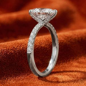 Anillo de Plata 925 Chapado en Oro con Moissanita de Corte Ovalado de Lujo, Engaste de Garras, para Compromiso, Boda, Aniversario, Regalo para Mujer - Product Image 2