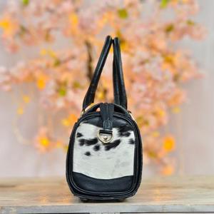Bolso de Mano de Cuero Vacuno de Lujo con Diseño Floral Repujado y Detalle de Piedra Turquesa - Product Image 3