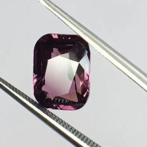 สปิเนลธรรมชาติทรงคุชชั่น 2.69 กะรัต คุณภาพระดับ AAA พร้อมประกายเงางาม สีสวยงาม ตัดและขึ้นรูปได้อย่างสมบูรณ์แบบ - Product Image 5