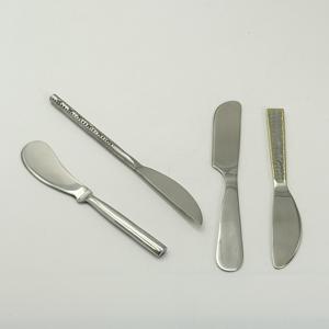 Juego de 4 utensilios para queso de acero inoxidable con logotipo personalizado y mango de diseño diferente para uso doméstico, en restaurantes y como regalo. - Product Image 3