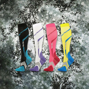 Chaussettes de sport longues tricotées anti-bactériennes à compression pour hommes et femmes, idéales pour le cyclisme en extérieur, la randonnée, le marathon, la course à pied et l'automne - Product Image 3