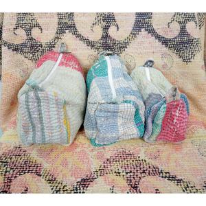 Nouvelle conception, trousse de toilette vintage en patchwork Kantha avec fermeture éclair et pompons, ensemble de 3 pochettes écologiques pour mariages et cadeaux de remerciement - Product Image 3