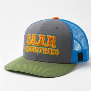 Gorra Trucker Bordada en 3D con Logotipo Personalizado SAAR INDUSTRIES - Gorra Snapback de 5 Paneles en Gris y Azul con Visera Verde - Product Image 1