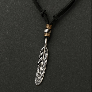 Colgante de Número de Pluma de Halcón en Rodio y Acero Inoxidable Chapado en Oro de 18K con Cadena de Cuerda Ajustable para Hombres y Niños - Product Image 2