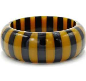 Brazalete de resina hecho a mano con rayas negras y amarillas, forma redonda, para mujeres y niñas - Product Image 1