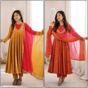 Vestido de seda romana premium con bordado de espejo, pantalón y dupatta con estampado digital de cuadros Kota para fiestas - Product Image 6