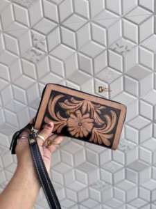 Bolso de mano de cuero con grabado artesanal de diseño moderno, color marrón, para fiestas, multiusos, con correa de transporte fácil. - Product Image 3