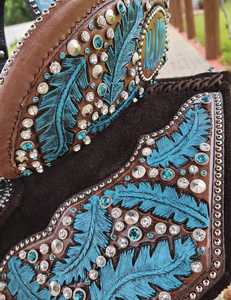 Silla de montar de cuero estilo Western con diseño de cruz turquesa y conchos, con cabezada, riendas y pechera - Product Image 3
