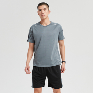 Ensemble de survêtement d'été pour homme, t-shirt uni à col rond et manches courtes, short de sport, tenue de sport 2 pièces pour la gym et le jogging - Product Image 4