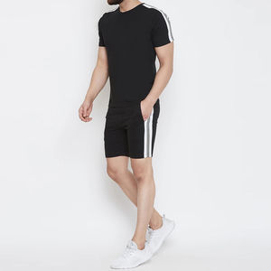 ชุดเสื้อยืดและกางเกงขาสั้นลำลองสำหรับผู้ชายแบบสองชิ้น ผ้าฝ้าย 100% ระบายอากาศได้ดี เหมาะสำหรับออกกำลังกายและเล่นกีฬา รับผลิตแบบ OEM - Product Image 1