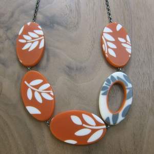 Collar de Cuentas de Madera y Resina Hecho a Mano, Estilo Natural para Amantes de la Moda Minimalista, Joyería de Cuentas Variadas - Product Image 1