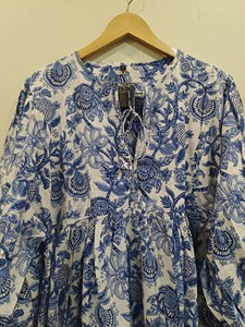 Robe midi en coton à imprimé floral bleu bohème avec manches bouffantes, coupe ample, col à nouer, robe d'été pour femmes - Product Image 3
