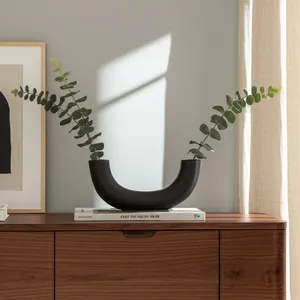 Vase à fleurs en métal doré contemporain fait main, support haut de gamme pour arrangements floraux, pour architectes, designers d'intérieur, luxe - Product Image 1