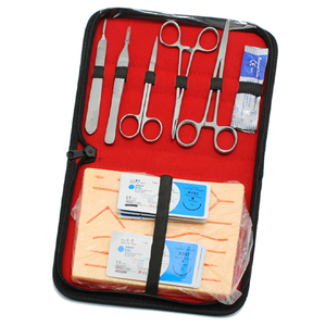 Kit de Entrenamiento para el Desarrollo de Habilidades Quirúrgicas con Instrumentos de Sutura Reutilizables de Acero Inoxidable, Suturas de Práctica y Piel de Silicona - Product Image 1