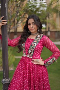 Robe ample style Inde-Pakistan en faux georgette, rose, traditionnelle pour Navratri, avec imprimé Laheriya et patchwork Kutchi. - Product Image 1