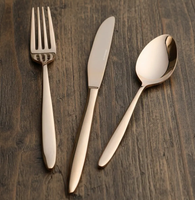 Ensemble de couverts en acier inoxydable à manches côtelées de luxe, finition polie miroir pour une présentation de table raffinée