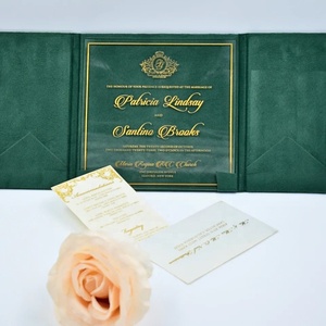 Invitación de Terciopelo Verde Esmeralda con Solapa, Esquinas Doradas, Escudo y Acrílico Transparente - Product Image 3