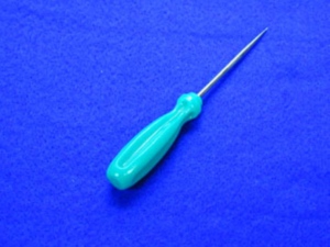 Aiguille à coudre DK-672 avec manche en plastique |   Aiguille à coudre en plastique vert avec pointe métallique pour travaux manuels et couture - Product Image 1