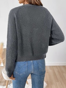 Cardigan gris en tricot pour femme, manches longues, col rond, boutonné, haut décontracté, couleur unie, coupe classique, longueur courte, idéal pour l'automne - Product Image 4