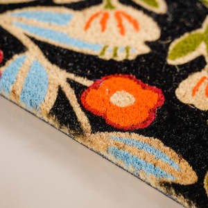 Alfombra Tufted con Diseño Floral sobre Fondo Negro, con Patrón Botánico en Naranja, Azul, Crema y Verde - Product Image 4